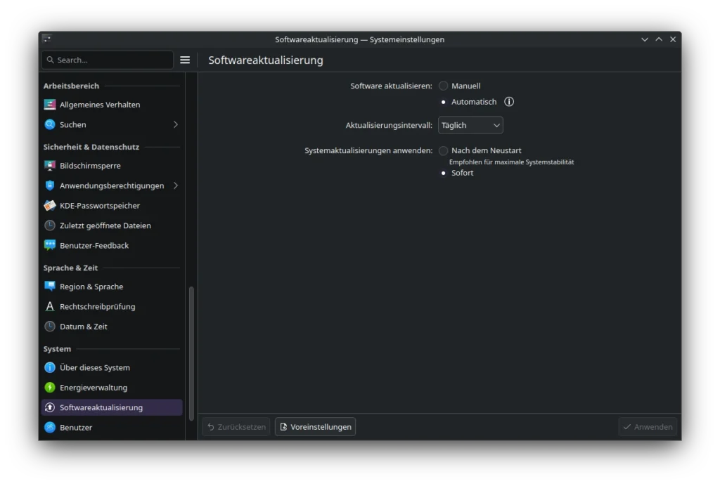 Das Bild zeigt ein Software-Einstellungsfenster mit einer linken Navigationsleiste und einem rechten Inhaltsbereich. Die gesamte Benutzeroberfläche ist dunkel gehalten. Linke Navigationsleiste: Die linke Seite enthält eine vertikale Liste mit Menüpunkten. Diese sind, in der Reihenfolge von oben nach unten: • "Über das System" • "Diagnose-Informationen" • "Software" – *Dieser Punkt scheint ausgewählt zu sein, da er hervorgehoben ist.* • "Sicherheitseinstellungen" • "Datenschutz" • "Sprachen & Hilfe" • "Design & Anzeige" • "Benutzerkonto" • "Hinweis" Rechter Inhaltsbereich: Der rechte Bereich zeigt den Inhalt des aktuell ausgewählten Menüpunkts, in diesem Fall "Software". • Überschrift: Oben steht die Überschrift "Softwareaktualisierung". • Abschnitt: Darunter befindet sich der Abschnitt "Aktualisierungsverfahren". • Auswahl: In diesem Abschnitt kann zwischen "Manuell" und "Automatisch" gewählt werden. Aktuell ist "Automatisch" ausgewählt. • Text: Weiter unten steht der Text "Benachrichtigungsdauer" und darunter ist die Option "Nach dem Neustart" ausgewählt. Wichtiger Hinweis: Diese Beschreibung geht davon aus, dass der Benutzer einen Screenreader verwendet, um die Benutzeroberfläche zu erkunden. Die Reihenfolge und die Details können je nach Screenreader-Einstellungen variieren.